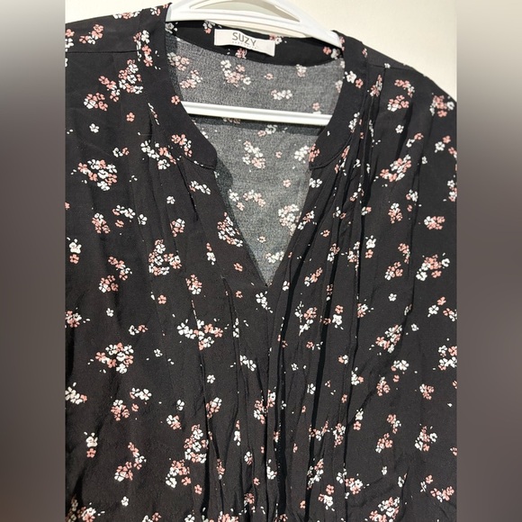 🎉4/30$🎉 Suzy Shier Black Floral Blouse with Mandarin Collar Relaxed Fit PTP 21in - Picture 2 of 4